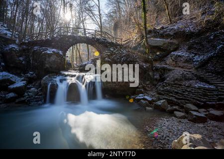 Europa, Lussemburgo, Mullerthal, la cascata di Schiessentümpel in inverno Foto Stock