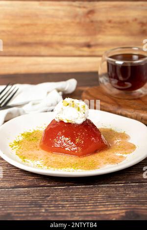 Dessert di cotogna con sorbetto su fondo grigio. Dolce cremoso di mele cotogne. Dolci Ramadan Turchi Foto Stock