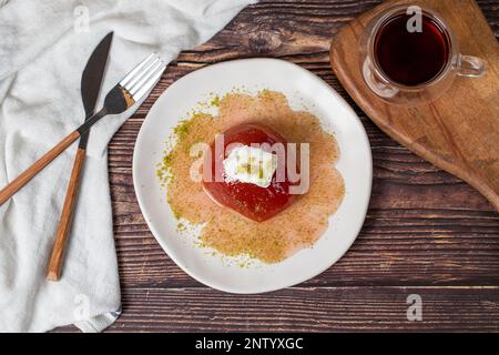 Dessert di cotogna con sorbetto su fondo grigio. Dolce cremoso di mele cotogne. Dolci Ramadan Turchi. Vista dall'alto Foto Stock