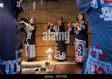 Ainu danza tradizionale in Ainu village museo,Shiraoi Poroto Kotan,Shiraoi,Hokkaido, Giappone Foto Stock