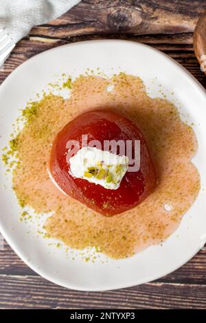 Dessert di cotogna con sorbetto su fondo grigio. Dolce cremoso di mele cotogne. Dolci Ramadan Turchi. Vista dall'alto Foto Stock