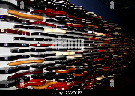 Primo piano artistico di un muro pieno di mezze chitarre all'Hard Rock Cafe di New York City. Foto Stock