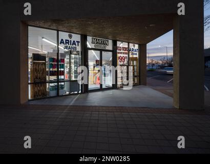 Hobbs, New Mexico, Stati Uniti – 17 febbraio 2023: Vista serale dell'ingresso del negozio outlet Martin Boot Company nel centro città Foto Stock