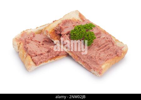 Shot studio di patata di fegato di pollo spalmato sul pane tostato tagliato su uno sfondo bianco - John Gollop Foto Stock