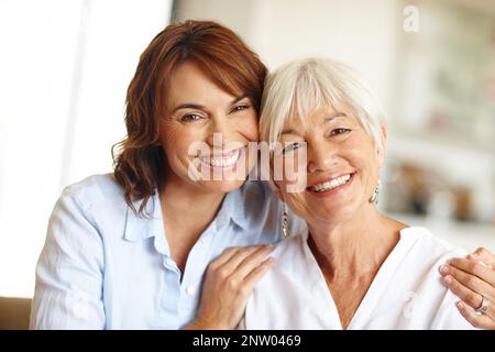 Prima mia madre, per sempre mia amica. Ritratto di una donna che trascorre del tempo con la madre anziana. Foto Stock