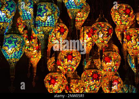 Immagine colorata di decine di lampade a mosaico orientali dai colori vivaci. Foto Stock