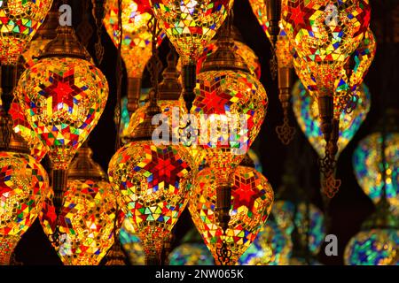 Immagine colorata di decine di lampade a mosaico orientali dai colori vivaci. Foto Stock