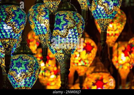 Immagine colorata di decine di lampade a mosaico orientali dai colori vivaci. Foto Stock