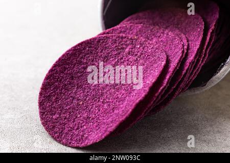 spuntino di patate dolci viola. cibo al gusto di patate dolci. snack dolce e sottile Foto Stock