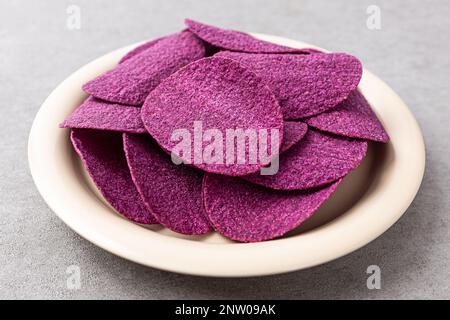 spuntino di patate dolci viola. cibo al gusto di patate dolci. snack dolce e sottile Foto Stock