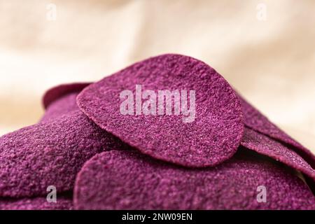 spuntino di patate dolci viola. cibo al gusto di patate dolci. snack dolce e sottile Foto Stock