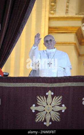 Il 13 marzo 2023 segna 10 anni di Pontificato per Papa Francesco. Nella foto : Jorge Bergoglio dell'Argentina, eletto Papa Francesco ondeggia dalla finestra del balcone della Basilica di San Pietro dopo essere stato eletto il 266th° papa della Chiesa Cattolica Romana il 13 marzo 2013 in Vaticano. Foto Stock