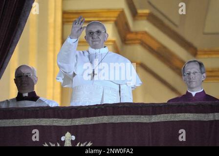 Il 13 marzo 2023 segna 10 anni di Pontificato per Papa Francesco. Nella foto : Jorge Bergoglio dell'Argentina, eletto Papa Francesco ondeggia dalla finestra del balcone della Basilica di San Pietro dopo essere stato eletto il 266th° papa della Chiesa Cattolica Romana il 13 marzo 2013 in Vaticano. Foto Stock