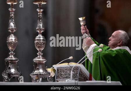 Il 13 marzo 2023 segna 10 anni di Pontificato per Papa Francesco. Nella foto : Papa Francesco conduce una messa in occasione della Giornata Mondiale dei poveri, il 17 novembre 2019 nella basilica di San Pietro in Vaticano. Foto Stock