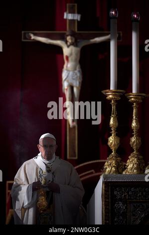 Vaticano. 20th Nov 2016. Il 13 marzo 2023 segna 10 anni di Pontificato per Papa Francesco. Nella foto : Papa Francesco durante la celebrazione di una messa che segna la fine del Giubileo della Misericordia, il 20 novembre 2016 in Vaticano. Credit: dpa/Alamy Live News Foto Stock