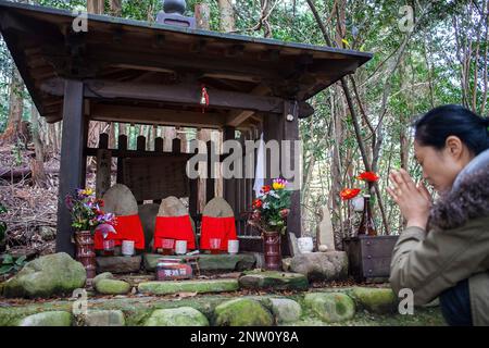 Pellegrino di pregare, Jizo statue, Kumano Kodo, Nakahechi percorso, vicino al villaggio di Takahara,Tanabe, Wakayama, Kinki, Giappone Foto Stock