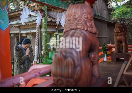 Pellegrino di pregare, Kumano Takahara Santuario,Takahara village, Kumano Kodo, Nakahechi route, Tanabe, Wakayama, Kinki, Giappone Foto Stock