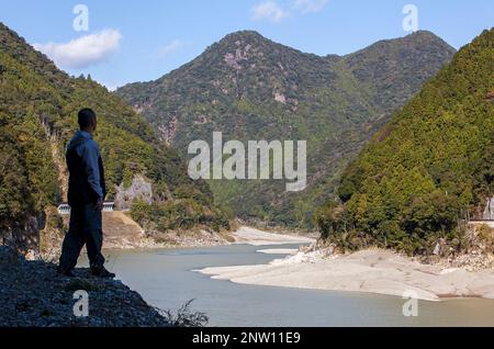 Pellegrino, Kumano-gawa river, Kumano Kodo, Nakahechi percorso, Wakayama, Kinki, Giappone. Foto Stock