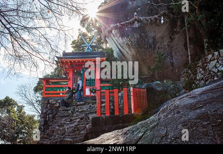 Pellegrini, Kamikura Jinja Gotobiki-Iwa e rock, villaggio Shingu, Kumano Kodo, Nakahechi percorso, Wakayama, Kinki, Giappone. Foto Stock