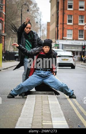 Londra, Regno Unito. 28th Feb, 2023. Sarah e Yukiko. DIRE, il concerto-meets-dance show l'album è in tournée a marzo. Creato dall'innovativa compagnia di danza SAY (Sarah Golding e Yukiko Masui, nella foto), lo spettacolo dinamico, un mix di musica, storie personali e danza, unisce la musica underground con l'emozione della danza contemporanea. Credit: Imageplotter/Alamy Live News Foto Stock