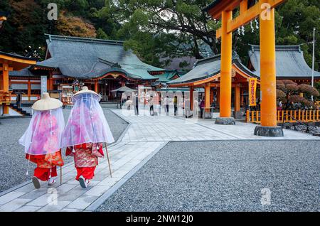 Pellegrini in Kumano Nachi Taisha Grand Shire, Kumano Kodo, Nakahechi percorso, Wakayama, Kinki, Giappone. Foto Stock