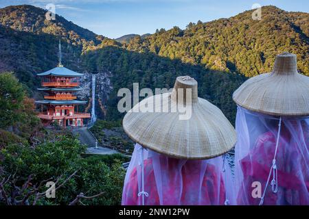 Pellegrini nel periodo Heian costumi e Nachisan Seiganto-ji (Three-Storied Pagoda), vicino a Kumano Nachi Taisha Grand Shire, Kumano Kodo, Nakahechi Foto Stock