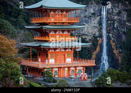 Nachisan Seiganto-ji (Three-Storied Pagoda) e la Nachi Waterfall, vicino Kumano Nachi Taisha Grand Shire, Kumano Kodo, Nakahechi percorso, Wakayama, Foto Stock