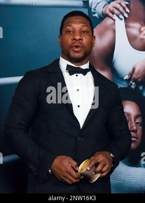 Febbraio 27, 2023, Hollywood, California, Stati Uniti: Jonathan Majors partecipa alla Los Angeles Premiere di ''CREED III' (Credit Image: © Billy Bennight/ZUMA Press Wire) SOLO PER USO EDITORIALE! Non per USO commerciale! Foto Stock