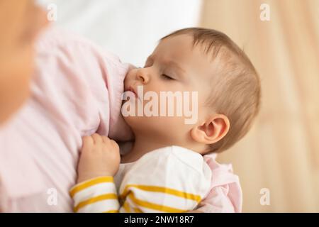 Primo piano ritratto di adorabile bambina addormentata tra le braccia della madre, madre premurosa figlia lulling Foto Stock
