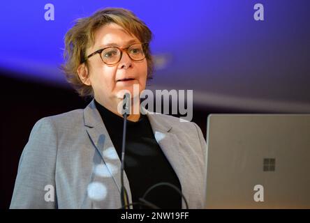 Bad Nenndorf, Germania. 28th Feb, 2023. Daniela Behrens (SPD), Ministro dell'interno della bassa Sassonia, parla all'evento "sulle vittime e gli autori della propria famiglia al tempo del nazionalsocialismo" dell'Accademia di polizia della bassa Sassonia. Credit: Julian Stratenschulte/dpa/Alamy Live News Foto Stock