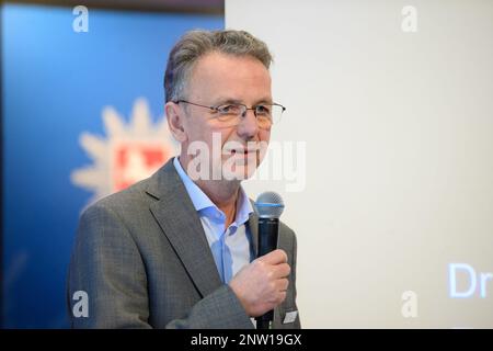 Bad Nenndorf, Germania. 28th Feb, 2023. Dirk Götting, direttore scientifico dell'Accademia di polizia della bassa Sassonia, parla all'evento "sulle vittime e gli autori della propria famiglia al tempo del nazionalsocialismo" dell'Accademia di polizia della bassa Sassonia. Credit: Julian Stratenschulte/dpa/Alamy Live News Foto Stock