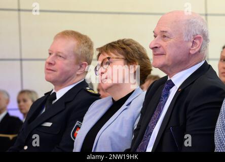 Bad Nenndorf, Germania. 28th Feb, 2023. Carsten Rose (l-r), direttore dell'Accademia di polizia della bassa Sassonia, Daniela Behrens (SPD), ministro degli interni della bassa Sassonia, E Thond Herschel, sopravvissuto all'Olocausto, siede nella Wandelhalle all'evento "sulle vittime e gli autori della propria famiglia al tempo del nazionalsocialismo" organizzato dall'Accademia di polizia della bassa Sassonia. Credit: Julian Stratenschulte/dpa/Alamy Live News Foto Stock