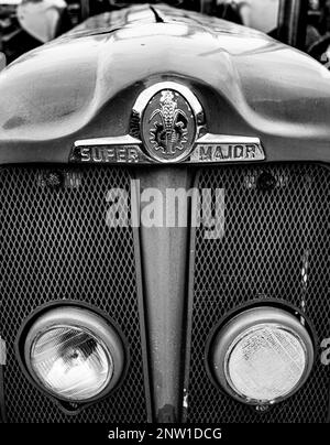 La griglia frontale di un trattore Fordson Super Major vintage a Wisborough Green, Regno Unito.