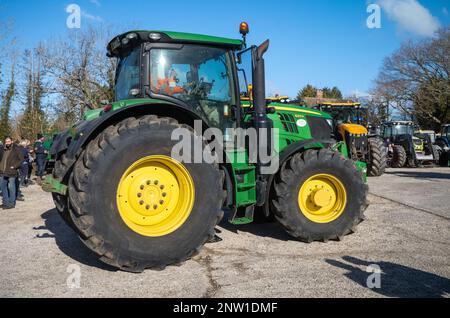 Vista laterale di un trattore John Deere 6215R che sta per essere parcheggiato a Wisborough Green, West Sussex, Regno Unito. Foto Stock