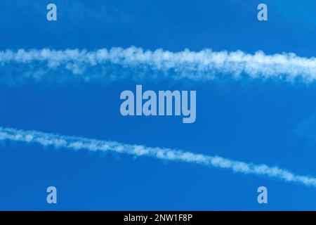 L'aereo contrasta attraverso il cielo blu, spazio copia incluso Foto Stock