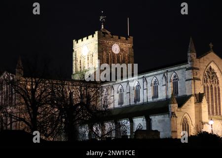 Antica abbazia inglese illuminata di notte a Hexham, Northumberland Foto Stock