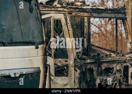 Semi-autocarro inghiottito da fiamme dopo un incidente stradale bruciato e danneggiato, messa a fuoco selettiva Foto Stock