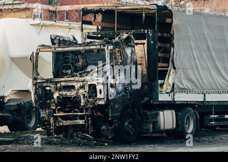 Semi-autocarro inghiottito da fiamme dopo un incidente stradale bruciato e danneggiato, messa a fuoco selettiva Foto Stock