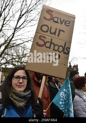 Manchester, Regno Unito, 28th febbraio 2023. Gli insegnanti che sono membri della National Education Union (NEU) nel nord dell'Inghilterra si radunano nell'All Saints Park, nel centro di Manchester, Regno Unito. Questo raduno segue una marcia attraverso la città. Si ritiene che la maggior parte delle scuole limiteranno l'accesso agli alunni o chiuderanno completamente. Si prevede che oltre 300.000 insegnanti si sciopereranno durante tre giorni a partire da febbraio 28, per richiedere un aumento salariale del dodici per cento. Credit: Terry Waller/Alamy Live News Foto Stock