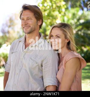 Il loro amore riempie il silenzio. Scatto di una coppia matura affettuosa godendosi una giornata nel parco. Foto Stock