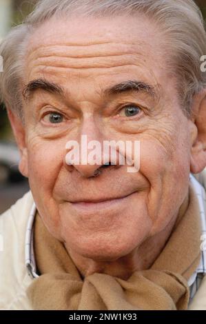 Ritratto dell'attore scozzese, comico, impressionista e autore Stanley Baxter. Fotografato a Highgate, North London, nel dicembre 2003. Foto Stock