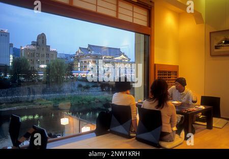 Quatre ristorante Seasons,cucina fusion francese con il giapponese,in background sul fiume Kamo,Kyoto, Giappone Foto Stock