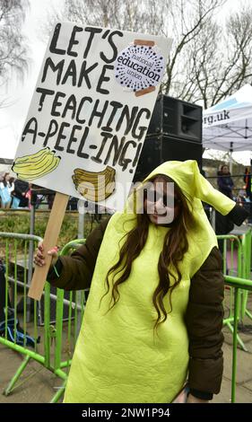 Manchester, Regno Unito, 28th febbraio 2023. Gli insegnanti che sono membri della National Education Union (NEU) nel nord dell'Inghilterra si radunano nell'All Saints Park, nel centro di Manchester, Regno Unito. Questo raduno segue una marcia attraverso la città. Si ritiene che la maggior parte delle scuole limiteranno l'accesso agli alunni o chiuderanno completamente. Si prevede che oltre 300.000 insegnanti si sciopereranno durante tre giorni a partire da febbraio 28, per richiedere un aumento salariale del dodici per cento. Credit: Terry Waller/Alamy Live News Foto Stock