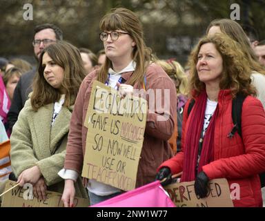 Manchester, Regno Unito, 28th febbraio 2023. Gli insegnanti che sono membri della National Education Union (NEU) nel nord dell'Inghilterra si radunano nell'All Saints Park, nel centro di Manchester, Regno Unito. Questo raduno segue una marcia attraverso la città. Si ritiene che la maggior parte delle scuole limiteranno l'accesso agli alunni o chiuderanno completamente. Si prevede che oltre 300.000 insegnanti si sciopereranno durante tre giorni a partire da febbraio 28, per richiedere un aumento salariale del dodici per cento. Credit: Terry Waller/Alamy Live News Foto Stock