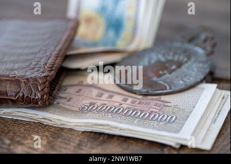 Miliardi per il pane. L'iperinflazione serba dal marzo 1992 al gennaio 1994 ha raggiunto un picco ad un tasso di inflazione mensile di 313 milioni di per cento. Foto Stock