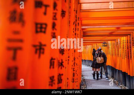 Torii gate a Fushimi Inari-Taisha santuario,Kyoto, Giappone Foto Stock