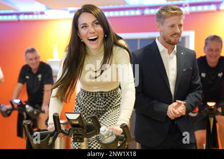 La Principessa del Galles partecipa a una lezione di spin durante una visita al centro sportivo e fitness Aberavon di Port Talbot, per incontrare le comunità locali e scoprire come lo sport e l'esercizio fisico possono sostenere la salute mentale e il benessere. Data immagine: Martedì 28 febbraio 2023. Foto Stock