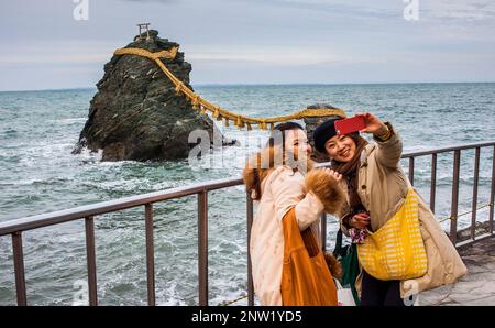 I turisti,Meoto-Iwa, rocce ancorate al largo della costa della spiaggia di Futamigaura, Futami città nella Prefettura di Mie, Giappone. Foto Stock