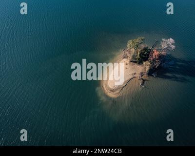 Singola piccola isola dall'alto nel lago Wylie di acqua dolce in Carolina del Sud, Stati Uniti. Foto Stock