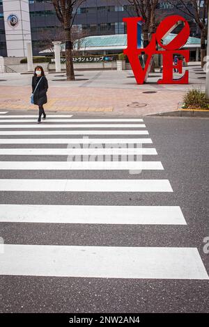 L'amore-scultura dell'artista americano Robert Indiana, lato ovest, quartiere di Shinjuku a Tokyo, Giappone Foto Stock